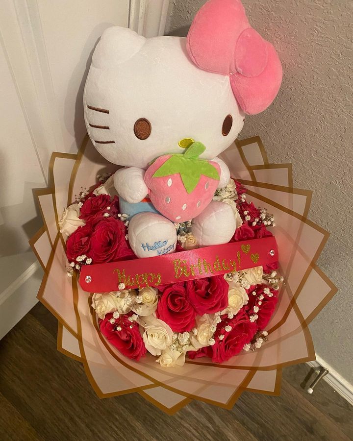 Hello Kitty strawberry, red roses