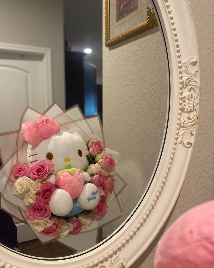Hello Kitty, pink roses